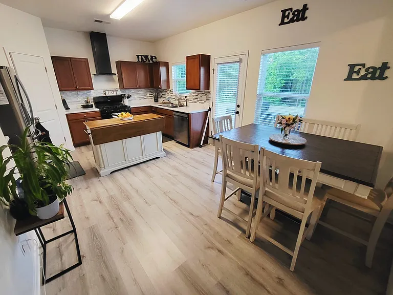 366 Crandon Rd — Photo 5