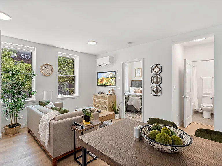 1650 W. Roscoe St. — Photo 3