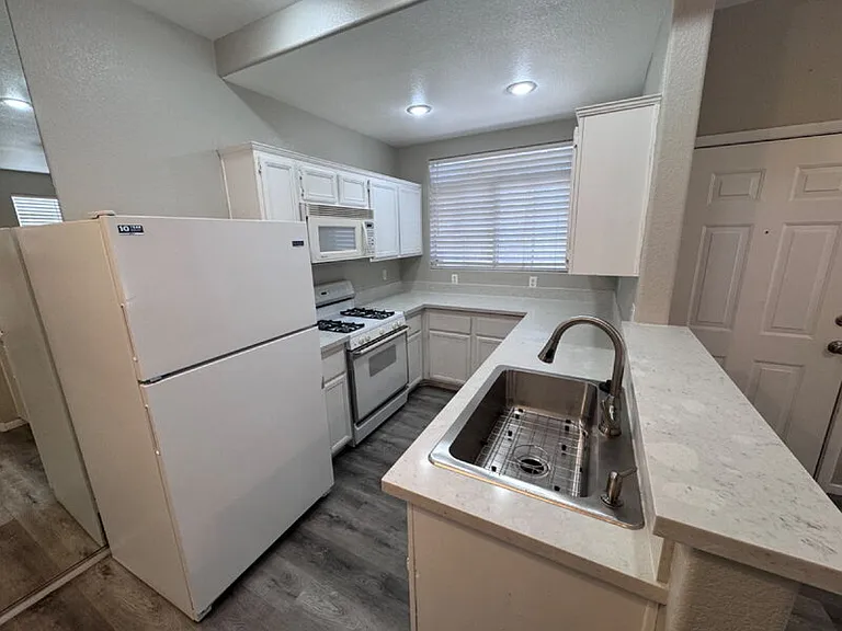 2201 Ramsgate Dr #315 — Photo 4