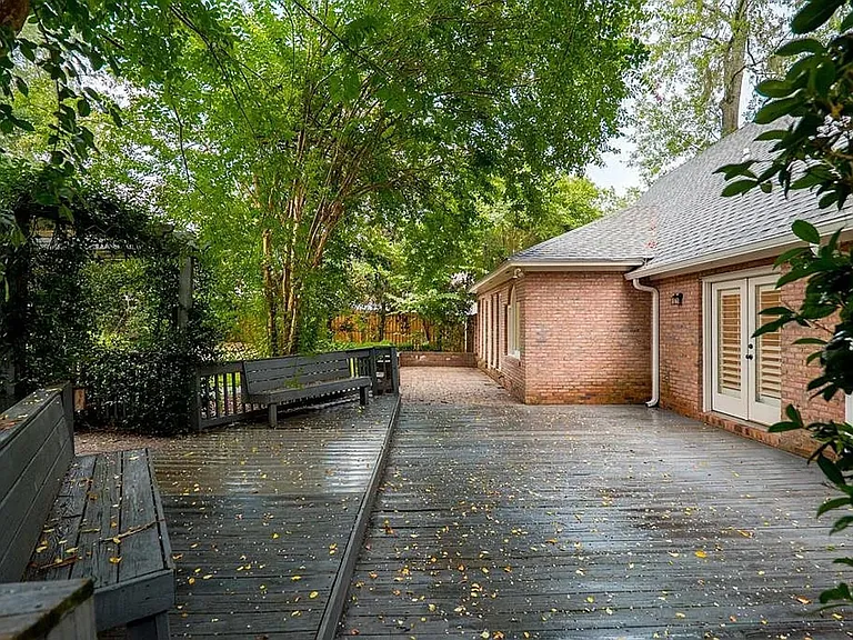 1009 Williamsburg Dr — Photo 32