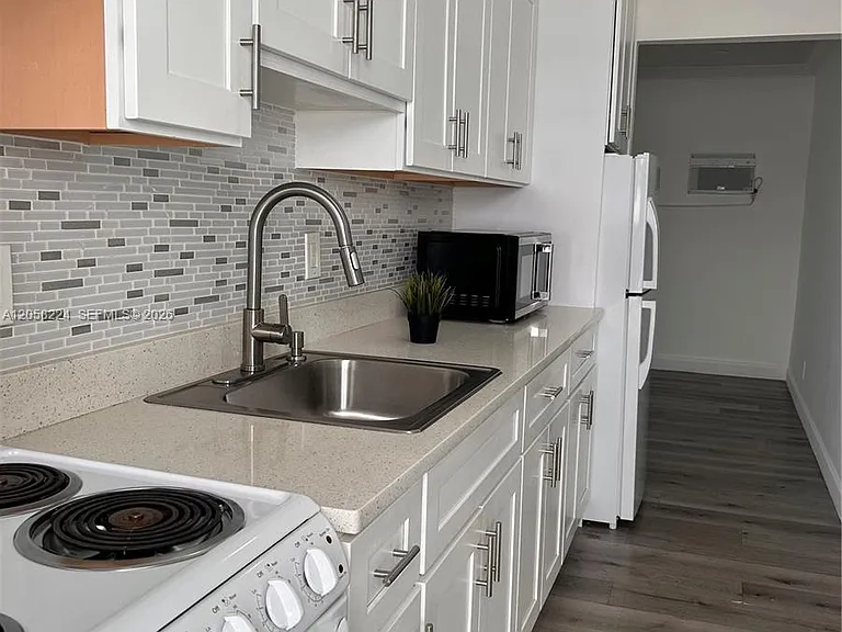 1019 NE 17th Ter #1 — Photo 3
