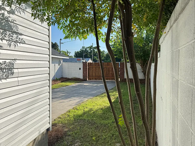 651 Hardware St — Photo 4