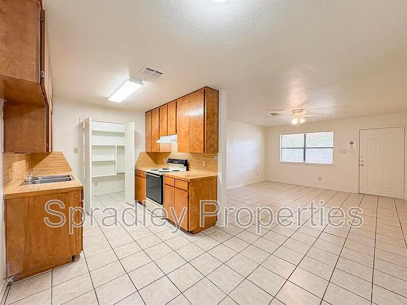 3 bed, 2.0 bath, 1170 sqft, $1,350 — Photo 3
