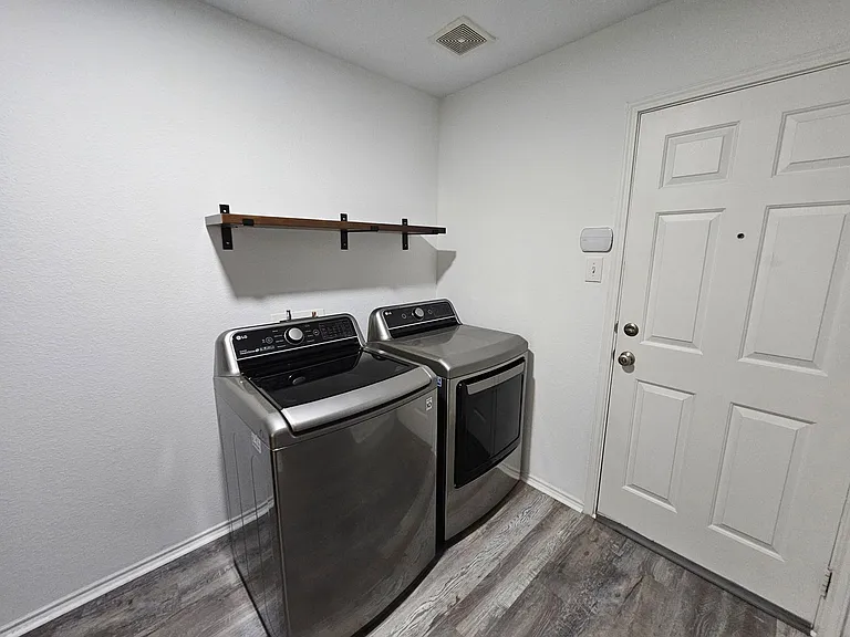 902 Fleming St — Photo 16