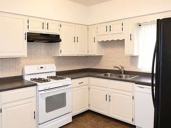 3rd image of 1616 S 58th Ct