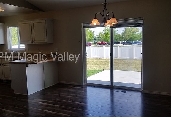 3rd image of 867 Grace Dr W