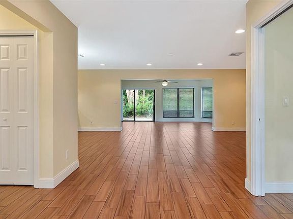 5th image of 555 Woodland Cir