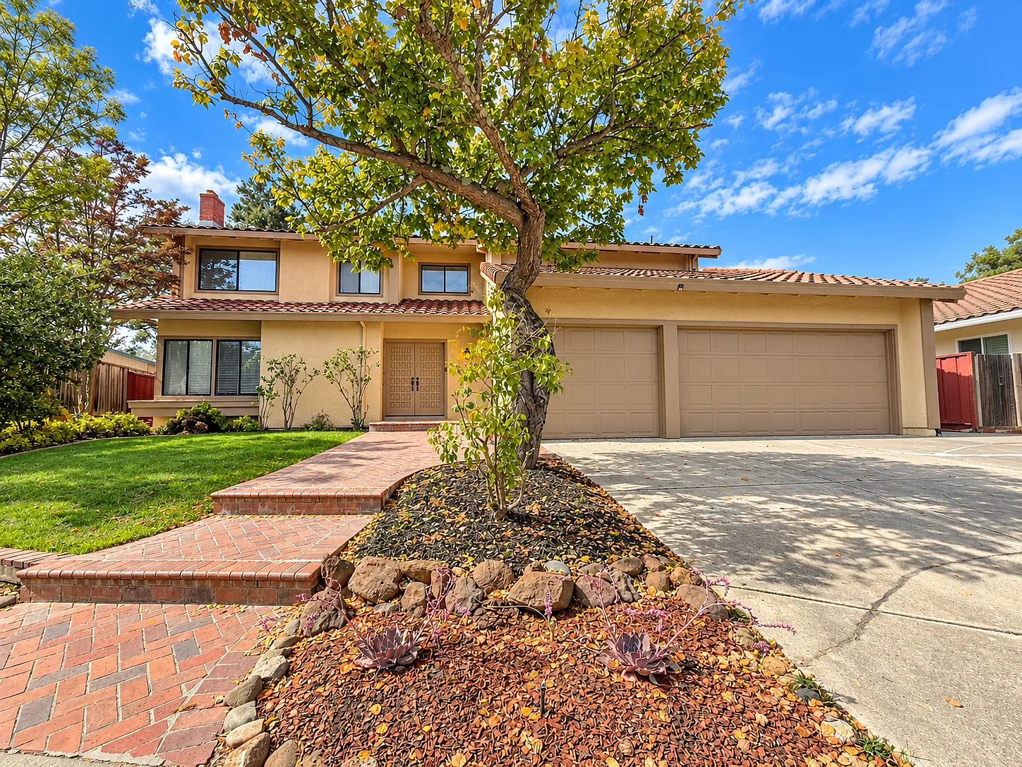 4 bed, 2.5 bath, 2262 sqft, $4,500 — Photo 2