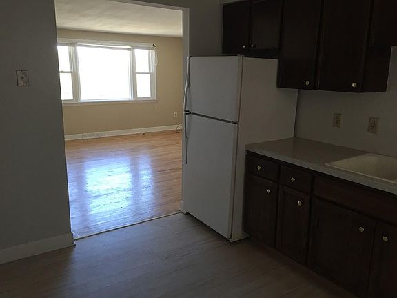 3rd image of 301 1st North St APT 3