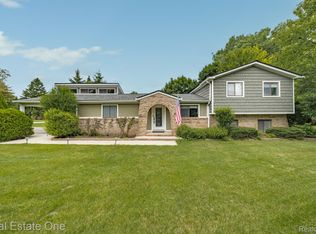 3425 Chevron Dr, Highland, MI 48356