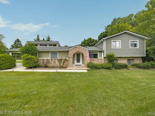 3425 Chevron Dr, Highland, MI 48356