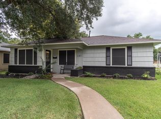 101 Poinsetta St, Lake Jackson, TX 77566