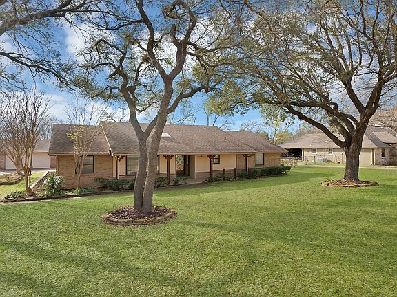 3rd image of 405 Shadowwood Trl