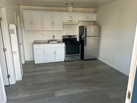 3rd image of 402 Orange Ave #2B
