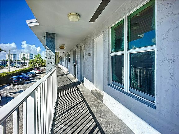 5th image of 2225 NE 123rd St APT 209