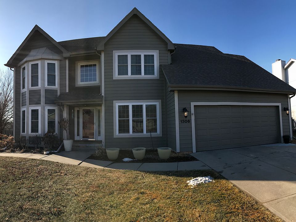 1st image of 1306 N 160th St