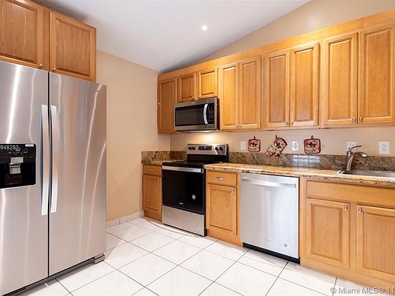 4th image of 242 E Riverbend Dr