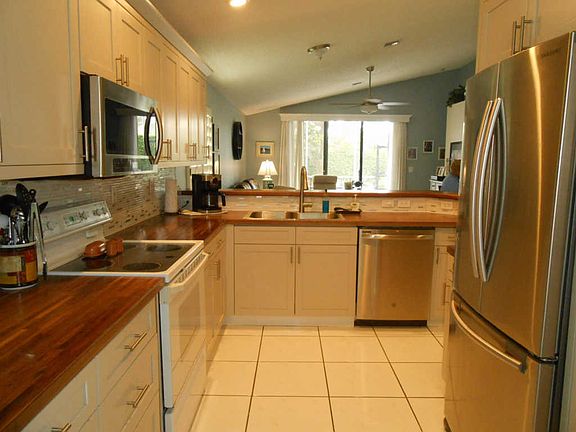 5th image of 10508 Lexington Cir S