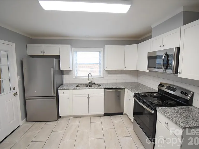 924 Edgegreen Dr — Photo 3