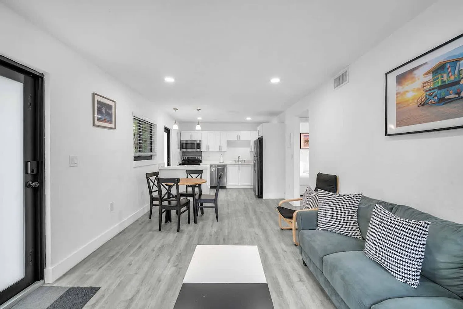 2 bed, 1.0 bath, 796 sqft, $3,204 — Photo 2