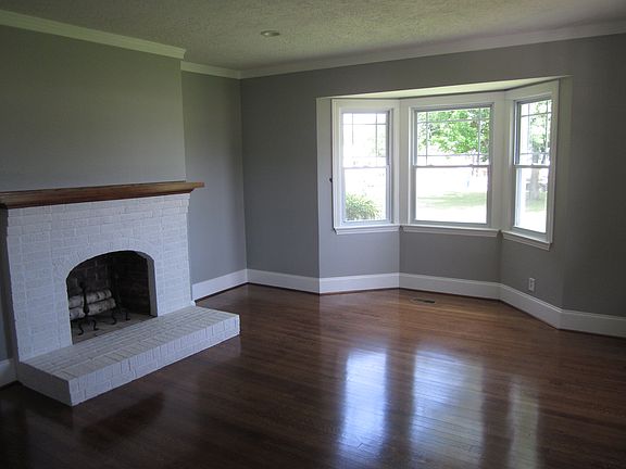 Living room w/ fireplace