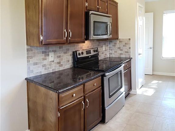 5th image of 402 Nandina Dr