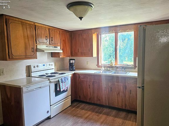 5th image of 209 W Main St