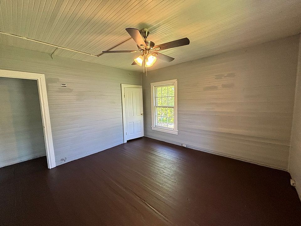 2nd image of 124 Avenue C SE