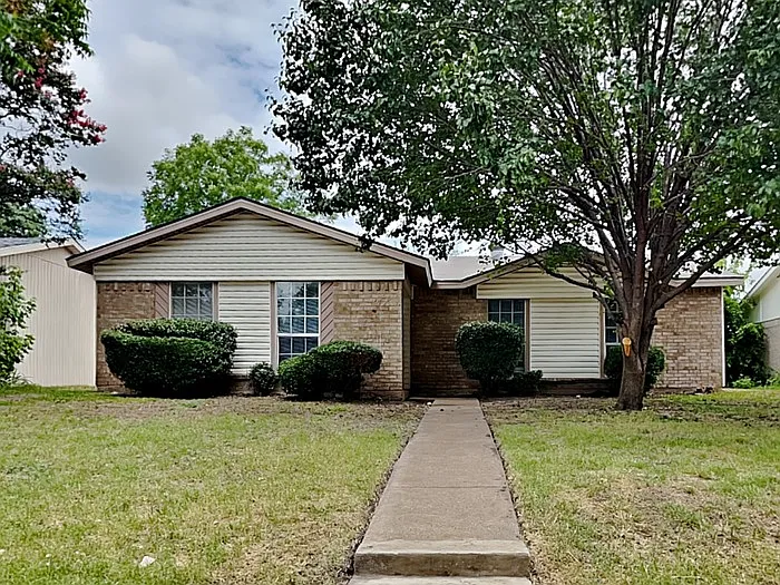 4 bed, 2.0 bath, 1516 sqft, $1,975 — Photo 1