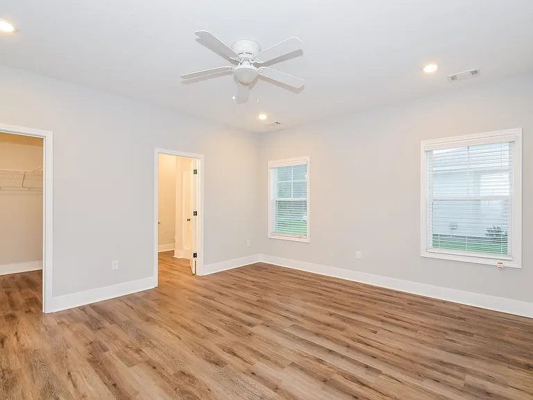 77 Laura Ct — Photo 6