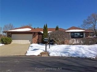 2449 Seville Cir, Northbrook, IL 60062