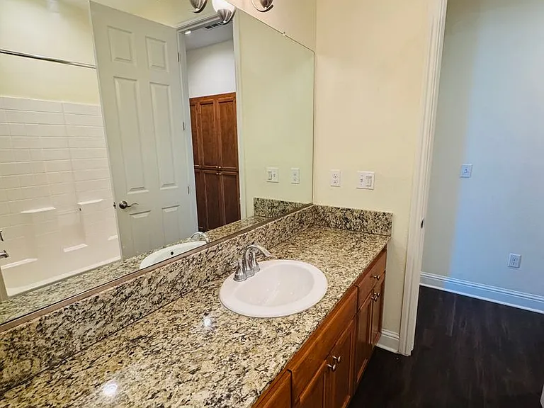 1525 Greenwich Dr — Photo 9