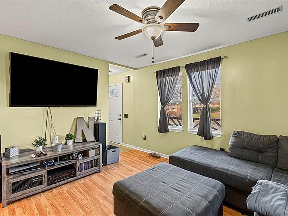 5th image of 701 W Lexington St