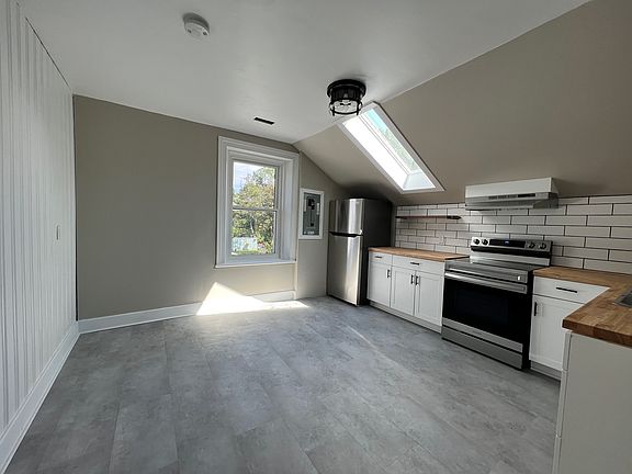 4th image of 33 Victoria Ave #A