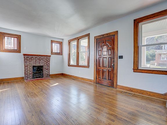 5th image of 750 Arbutus Ave SE