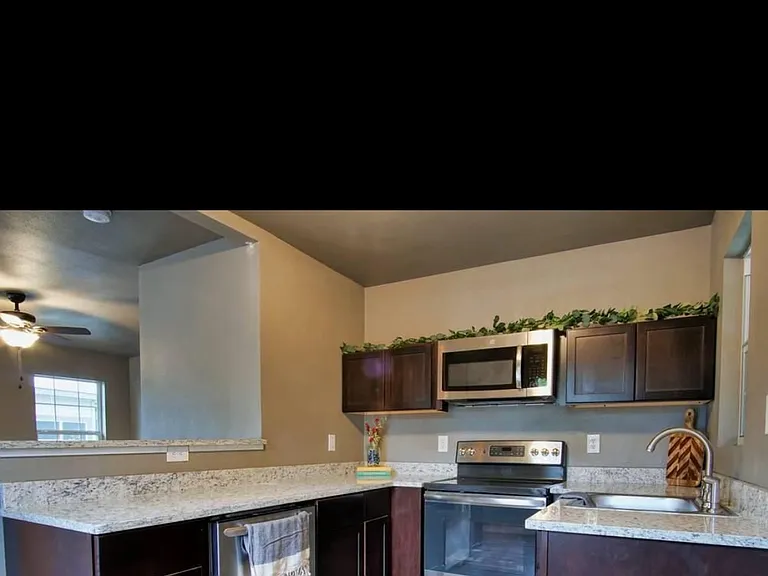 3554 W Woodlawn Ave — Photo 10