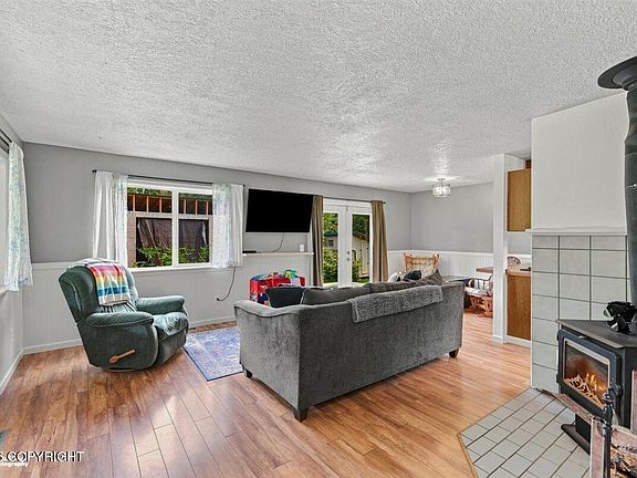 4th image of 3166 N Tamarak Ave
