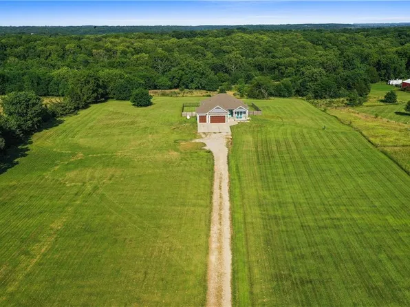 16870 258th St, Tonganoxie, KS 66086