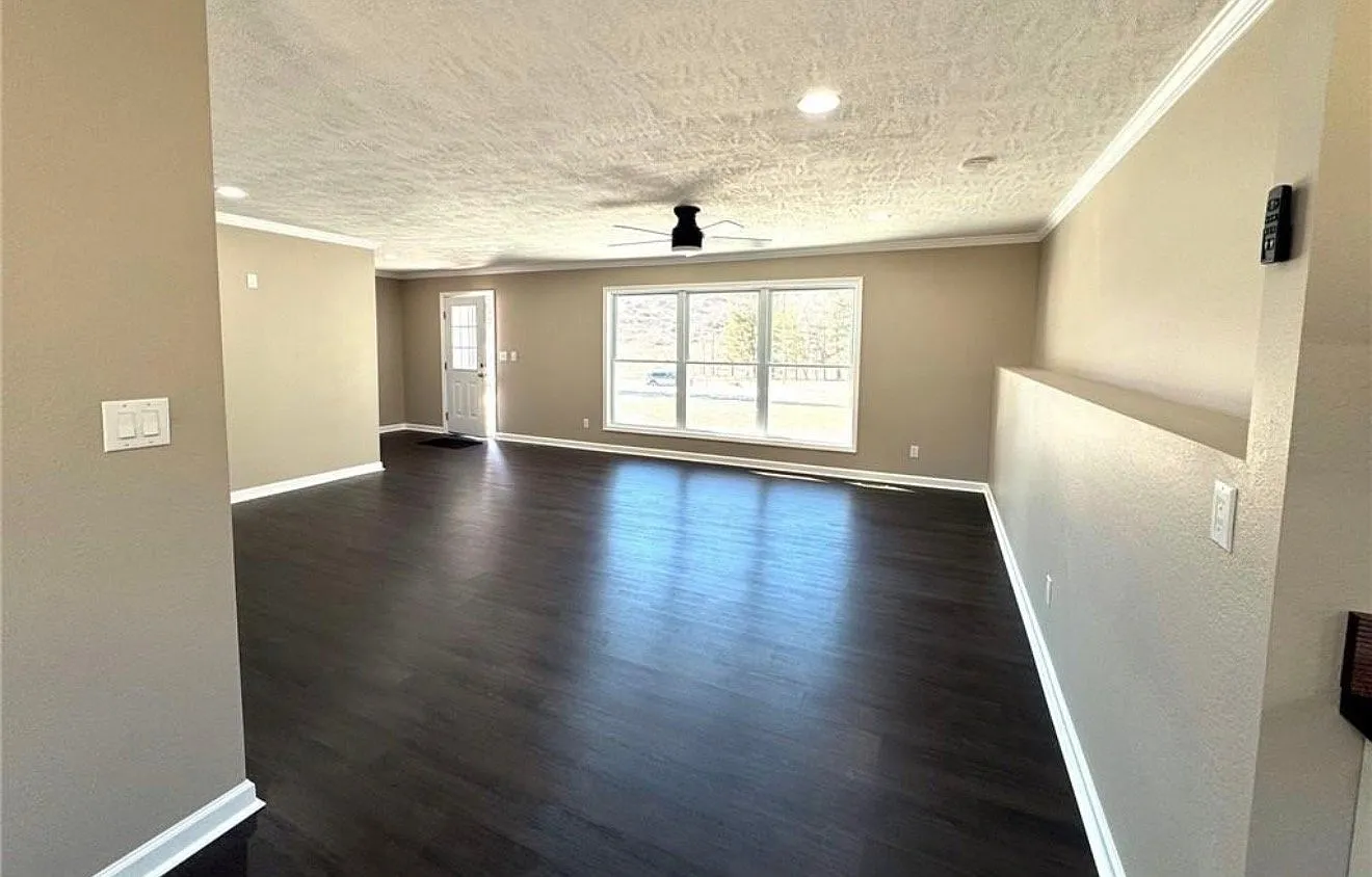 Cozy single-unit|Office Space in West Jefferson| $2500/mo — Photo 4