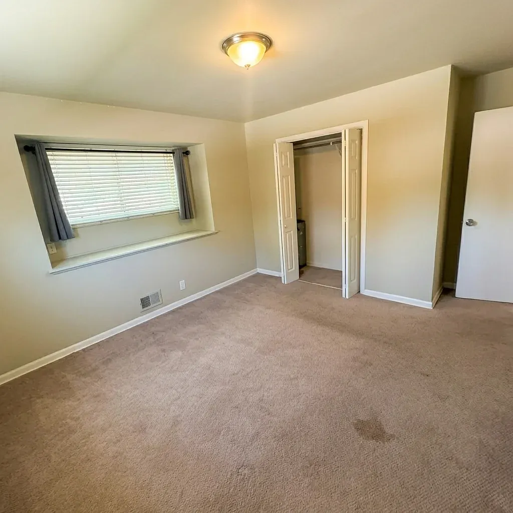 6 bed, 2056 sqft, $650 — Photo 2