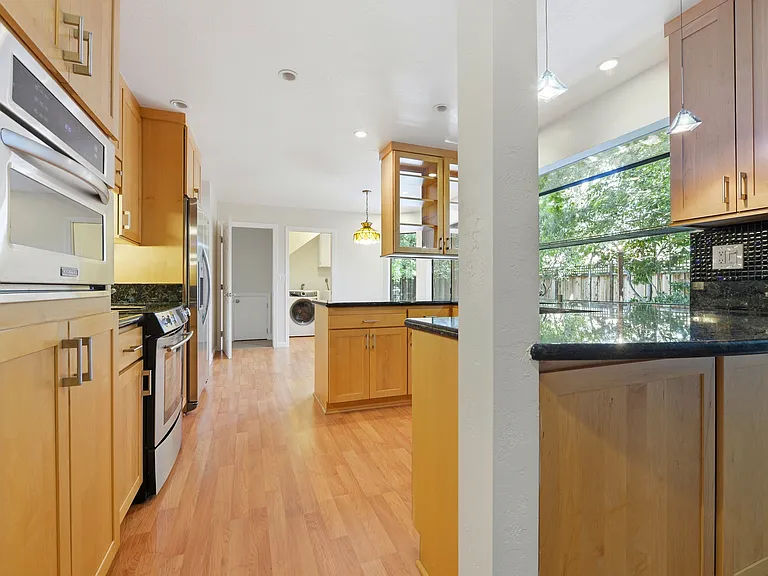 450 Marion Ave — Photo 20