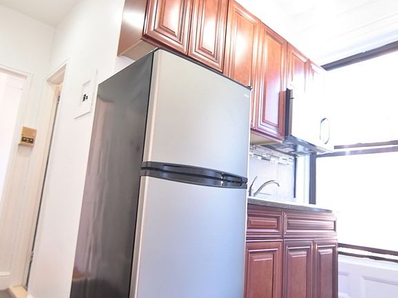 5th image of 101 W 75th St APT 4A