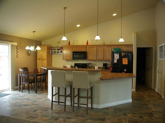 4th image of 3360 N Edgewater Dr