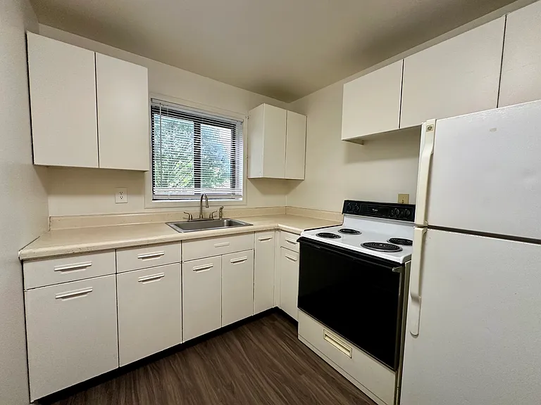 Edgewood Apartments — Photo 21
