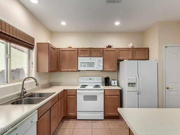 4th image of 878 E CHERRY HILLS Drive