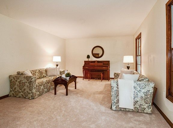 2nd image of 1136 Huntleigh Dr