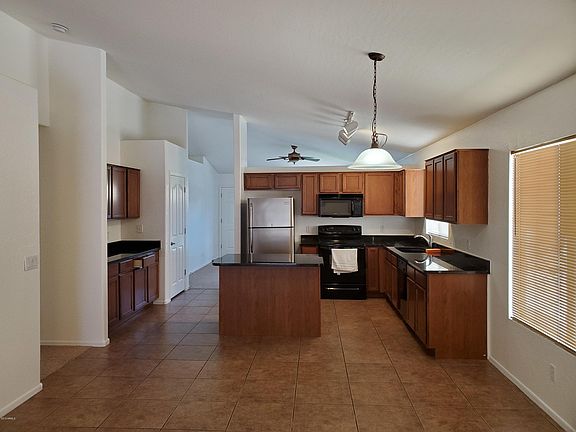 4th image of 2919 W La Salle St