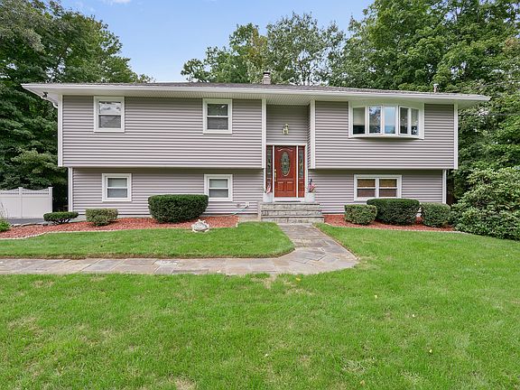 4th image of 12 Sheryl Ln