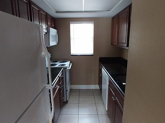 3rd image of 1416 SE 27th St APT G