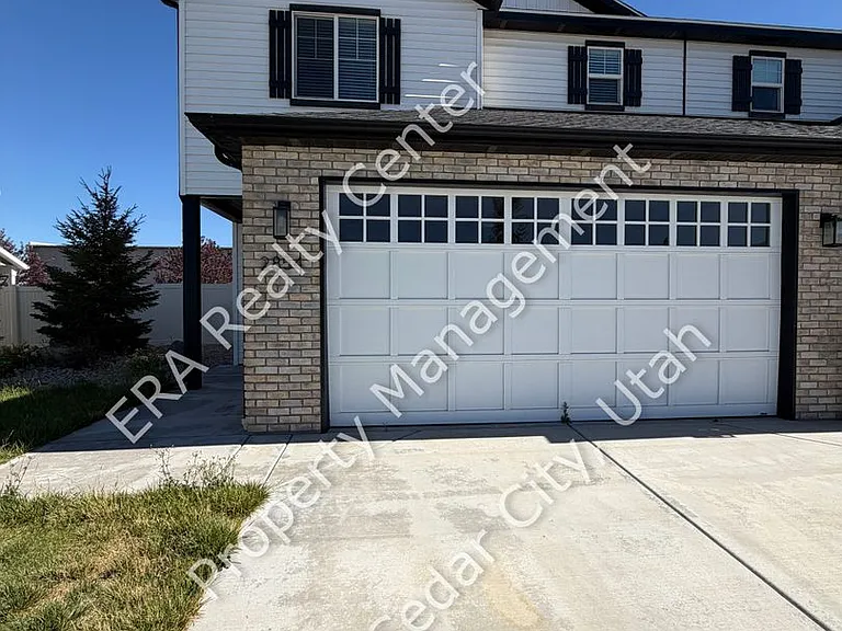 2854 W Meadow St — Photo 1
